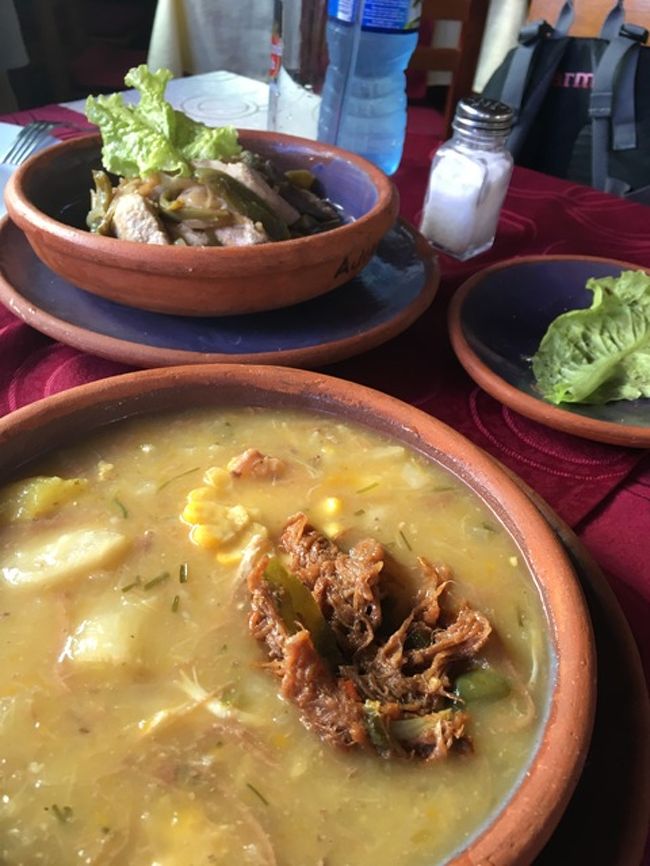 セビーチェを頼んだけど、どうやらないらしく、<br />店員さんが、「エスカベッシュ？」と代案を出してくれたので、それに乗った。<br />奥が、その、エスカベッシュ。<br /><br />それと、アヒアコ！<br />家庭的な肉じゃが的な味に、スパイスが香る。<br />2人でシェアして、ちょうどいいくらい。