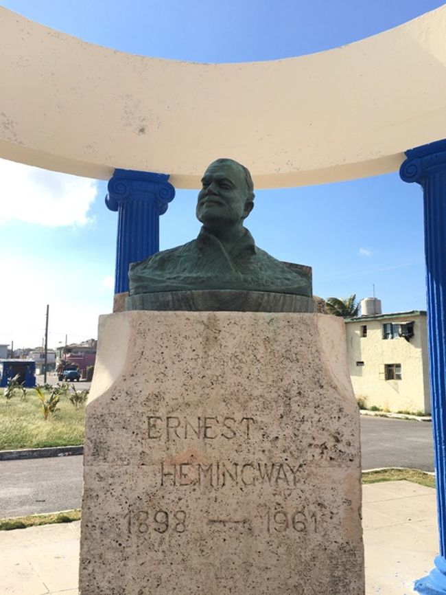 ヘミングウェイの胸像。<br /><br />ここで…<br />おばあちゃん、両親、子ども４人くらいの家族がのんびりしていた。<br />子どもが、寄ってくる。<br />あぁ、外国人である私たちが珍しいんだなー、と…<br /><br />