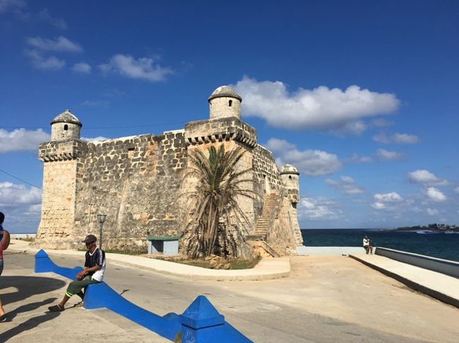 Ajiaco　Cafeから歩いて、コヒマル海岸へ。<br />小さな要塞とは、これか。<br />この辺りにいるのは、地元民のみ。観光客、私たち以外にいない…<br /><br />この旅に、「老人と海」「チェゲバラの遥かな旅」を持して読んでいた。<br />ほほー、ここが、老人と海の舞台ね。