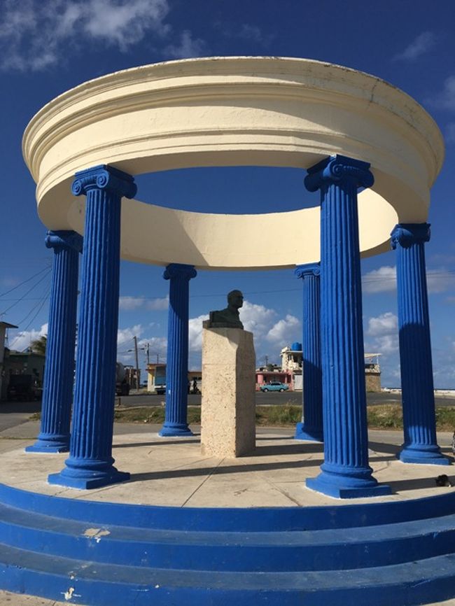 そのうち、おばあちゃんが、「Money」と。孫の前で…<br />すぐに立ち去りましたが、この国の華やかな一面とは違う、<br />リアルな側面を見たと思いました。<br /><br />ここから、旧市街に戻ることにした私たち。<br />しかし、黄色のタクシーがいません。<br />んー。とりあえず、この辺りで一番タクシーが立ち寄るであろう<br />「ラ・テラス」に向かおうということに。<br />すると、私たちの目の前に、お兄ちゃん。「タクシー？」と聞いてくる。<br /><br />「うん。革命広場まで、いくら？」<br />「１０」<br />車体は、ふつうの車。つまり、白タクだな。仕方がない。乗るか。<br />運転手はおじちゃん。<br />そうそうハバナでは、私の見た限り100％、<br />客引きの仕事と運転手の仕事は分かれていました。<br /><br />そして、この運転手さん。<br />漁船に乗っていたそうで、東京と大阪に行ったことがあるそうな。<br />海底トンネルを通って、ビューンと革命博物館まで。<br />