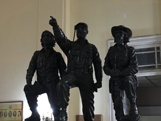 外国人１人８CUC。<br />キューバ人８CUP。（25分の１の価格）<br /><br />支払って、番号札と引き換えに荷物預けて（カメラは持参OK）、さぁ、観賞。<br />ゲバラの本を読んでいたから、なんとなく意味がわかるけど、<br />展示品も展示法も、うーん、という感じ。<br />ま、一か所くらい、観光らしい観光をしなくちゃ。<br />