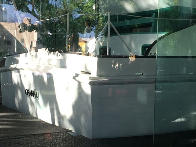 ガラス張り、そして軍人ぽい人が警備をしています。<br /><br />