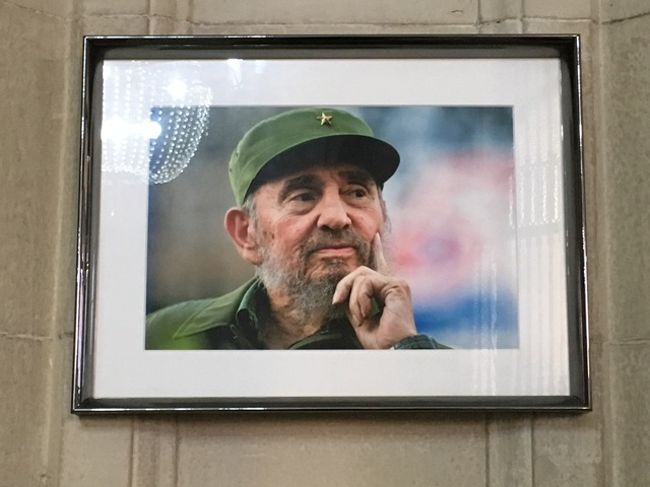 小さなカストロの写真が、そっと飾ってありました。