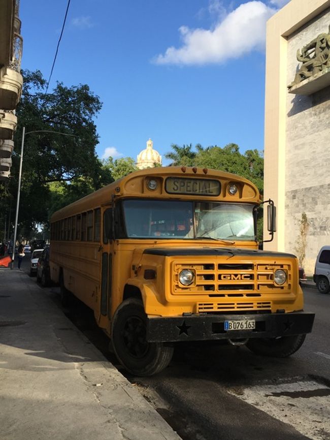 クラシックなバスもあるー。<br /><br />オビスポ通りのモネダが使える店で、<br />水５?（75CUP）と、ビール１缶（35CUP）で購入。<br />ビールはアパート近くの店だと２CUCなので、モネダで買った方がお得ですね。