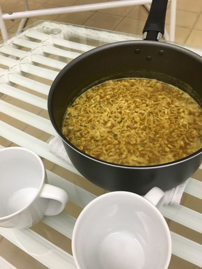 歩き疲れて、もう出たくない。<br />アパートで、カップヌードルカレー味。<br />食欲がなくても食べられる、日本の味。