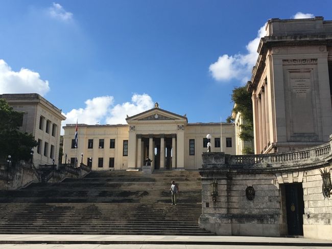 12月27日（水）<br />朝ごはんを軽く持参のマドレーヌとコーヒーで済ます。<br /><br />今日は、またひたすら街歩き♪<br />まずはハバナ大学を見て、旧市街を歩いて目指します。<br /><br />ここで、ハバナ大学教授とその奥様に話しかけられる。<br />「今、大学は休みだよ。１月からオープンするよ。」<br />「カストロはここの法学部だったんだ」「ここから革命は始ったんだ」<br />「ここに、学生たちが血で書いた文字があるだろう」（→本当にあった！）<br />「カストロの住んでいたアパートは、あそこだよ」<br />「チェもあそこに…」など、熱く話してくれた。<br />