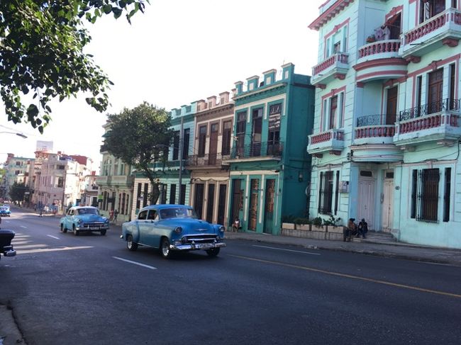 こんな道なりを眺めて歩く。<br /><br />途中、お姉さん２人組に話しかけられる。<br />友達が長崎でサルサを教えているらしい。<br />キューバ人は、どうやらやっぱり話好きみたい♪