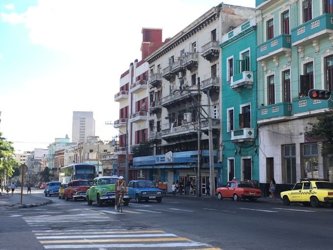 住宅の外壁がカラフル。
