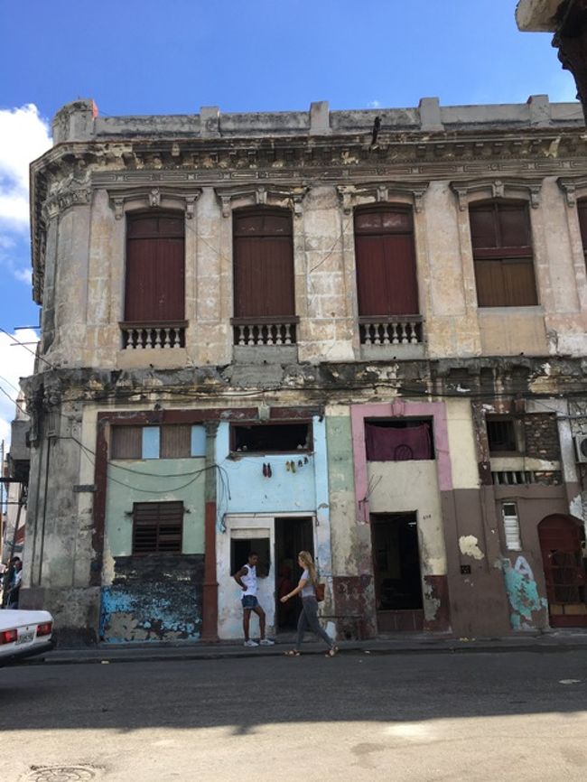 モネダが使える店は、こんな感じのところ。<br />お兄さんが立っているところが店になります。<br />看板もほとんどなく、知っていなきゃ素通りしてしまう外観。