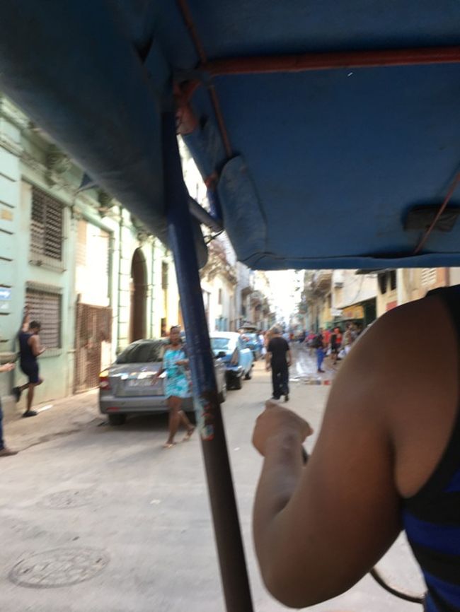 ちょっと歩き疲れたので、流しのBICIタクシーを拾うことに。<br /><br />「サンラファエルメルカド。」<br />でも、通じないようで、2・3回繰り返す。<br />「わかった！３CUC」<br />「えー高いよ。」<br />「頼むよ~こぐんだよ。大変なんだよ」（なんとなく、こんなこと言ってる感じ）<br />「もうちょっと下げてよ」<br />「じゃ、２で」<br />ということで、600メートルくらいの距離を行ってもらうことに。<br /><br />私たちは、乗り物に乗るときに、いつもこんな感じで事前交渉をしていました。<br />しかし後日、ボデギータ前で、<br />BICIタクシー運転手と欧米人観光客がもめているのを、目撃しました。<br />おそらく事前交渉をしなかったも…。<br />奥さんが５CUCを出していたのに、BICIタクシー運転手は1人5CUCだ！と<br />強気に主張していました。<br /><br />みなさんも、ご注意ください。<br />