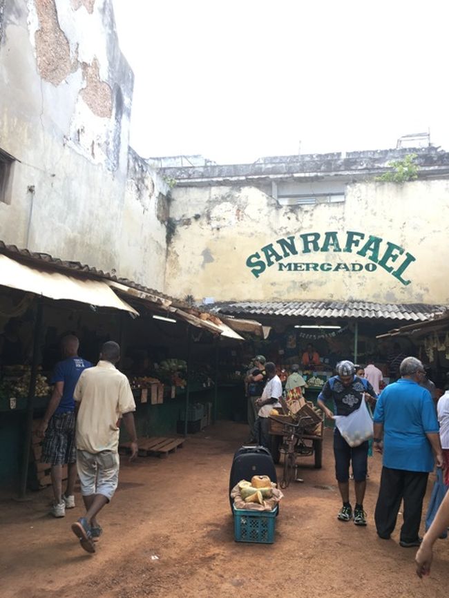 サンラファエル市場。<br /><br />ここで、小さいバナナを4本だけ買う。<br />一本が１CUP＝５円。<br />しかも、とーーーーっても、美味しいバナナでした。