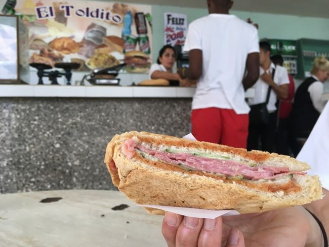 「２度目」に出てきた「エルディード」<br />ハムきゅうりトーストサンド１０CUP＝50円<br /><br />店内の椅子に座って食べる。<br />地元民は、チキンとかが入ったBOXを注文している。<br />