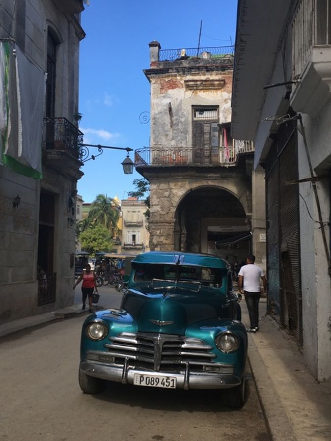 歩き方掲載の「99％キューバデザイン」のお店へ。<br />この写真の右側に店があります。<br />おしゃれグッズがあります。が、購入に至らず。