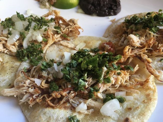 チキンタコス、ビール、カフェコンレチェ。<br /><br />タコスについてくるソースが、しょうがライムと、きゅうり？となんかのもの。<br />タコスにはパクチーも乗ってくる。<br />ここは、キューバ。なのにアジアっぽい食材が多用されてて、不思議な感じ。