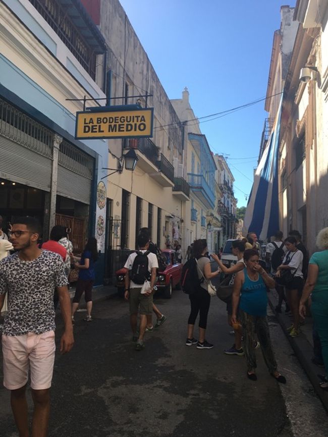 ボデギータ前は、常に人であふれています。<br />店内は、かなり狭く、この道端でモヒートを飲んでる人、多数!!!<br />