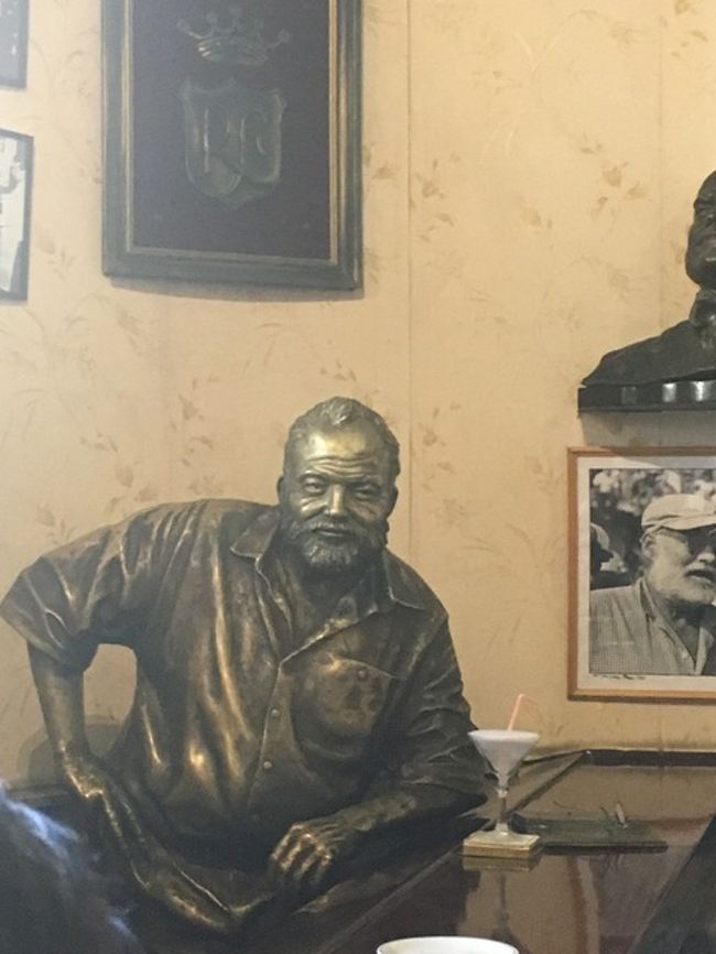 ヘミングウェイさんも、観光客に取り囲まれておりました。