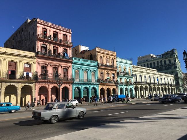 こんなカラフルなカピトリオ前を通り過ぎ…