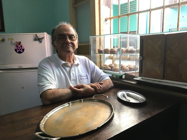 サンラファエル通りを東へずんずん進む。<br />途中、マフィンを売っているお店？（というか民家だと思うけど）で、<br />マフィンを買う。2個だけ。3CUP×２個で、６CUPつまり30円くらい。<br /><br />お店のおじちゃんの写真を撮らせてもらう。<br />そして、チェキでも撮ってあげて、それをプレゼントしたらすごく喜んでくれた。