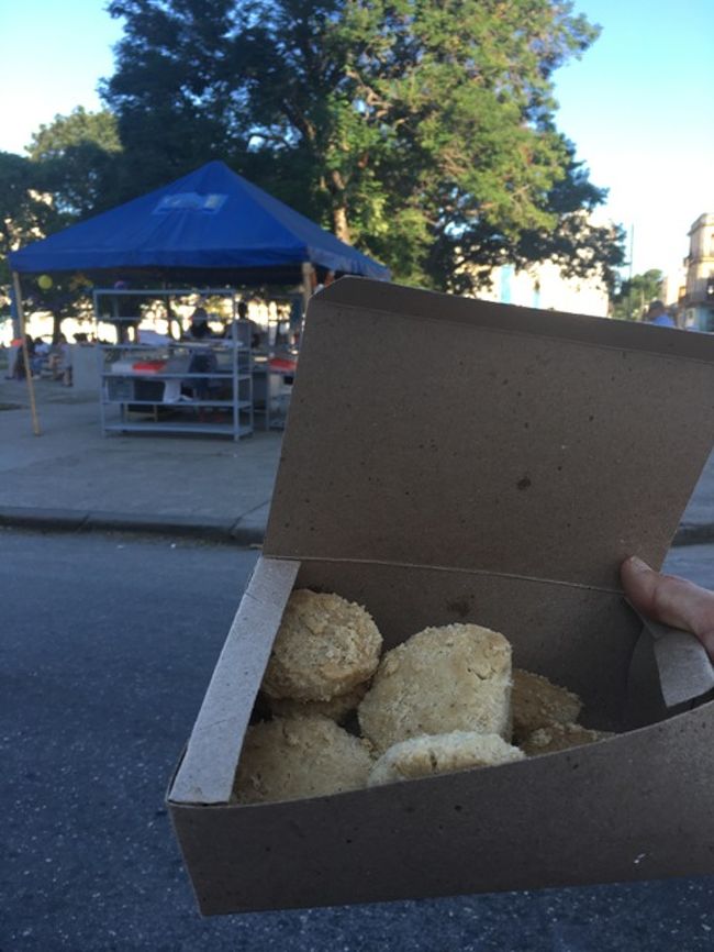 どっかの公園にパン屋さんっぽいお店がある。<br />ハエのたかったショーケース内にクッキーもある。<br />あ、あの「El Dandy」で出てきた美味しいクッキーだ！<br /><br />店のお姉さんに、10CUPを渡し、これで買える分だけくださいとジェスチャー。<br />すると、紙ケースに10個も入れてもらえた！<br />ひとつ５円で、美味しいクッキーゲット！