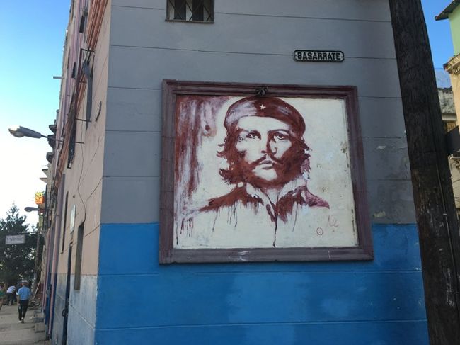 朝のハバナ大学近辺を通って…<br />チェゲバラが住んでいたところかな。