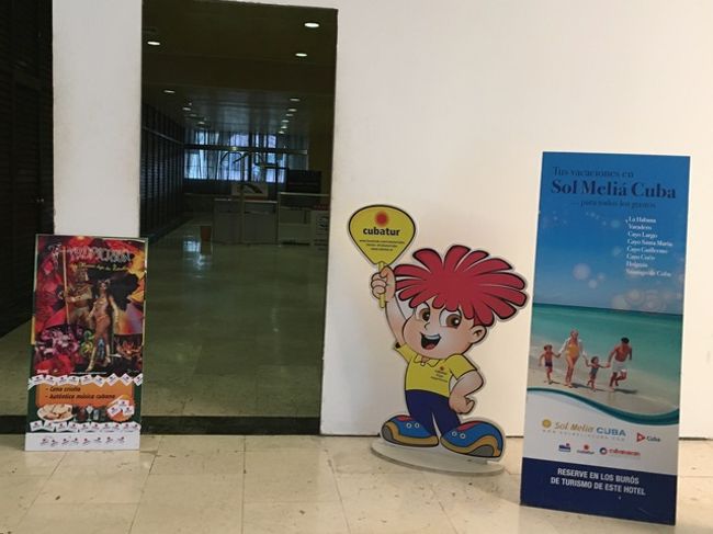12月26日（火）３日目です。<br /><br />この日は、朝からアパートを出て、目の前のホテルハバナリブレに行ってみる。<br />そして、ハバナリブレ内のツアーデスクに立ち寄ります。<br />（ハバナリブレの外側にも、他社の運営するツアーデスクが<br />2か所ほどありました。）<br /><br />ここで、12月28日（木）明後日分の「ビニャーレス1day tour」の<br />申し込みをします。<br />歩き方によると、59CUCになっていましたが、実際は67CUCに。<br />ツアーの内容については、写真入りのパンフレットのようなものを<br />見せてくれながら、説明してくれました。<br />そして、「7：45にロビー集合」と、何度も念押しされ、<br />引換書のような紙を手渡され、申し込み終了。<br />ものの10分ほどの時間しかかからず、よかったです。そして、楽しみ♪