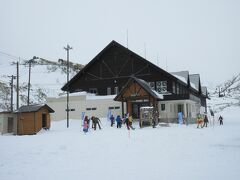 クワッドを乗り継いで、ロープウェイ山麓駅にやってきた。
ここまではバスで来ることも可能。

ここからロープウェイに乗れば、スキー＆スノボーをしなくても、
白根山からの雪景色が楽しめる。
実際、雪にはしゃいでいるＹＯＵ家族がいたよ。楽しそうだったなぁ。