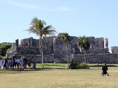 大宮殿（グレートパレス）

トゥルム遺跡は、紀元後１０００～１４００年頃に栄えたマヤの城塞都市。
ユカタン半島の密林の中、各地で栄え、転遷し続けたマヤの都市文明であるが、
カリブ海に面し、カンクンから１２０ｋｍ程南に位置する海岸で繁栄したマヤ最後の都市である。
