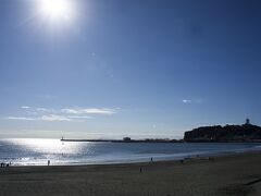 扇屋から海岸まで歩くと晴天の下
江の島が見えてきます。