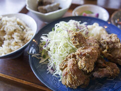 江の島の頂上にあるコーヒーと定食のお店です。
大正15年に建てられた古民家を改築した温かみのある店内からは
江の島の海を眼下に見下ろすことができます。

ランチタイムに伺い
「山椒と生海苔の鶏唐揚げ」１４０４円
「ルワンダ」コーヒー　５４０円
をいただきました。

特製のタレで一晩漬け込んだ鶏をカラッとあげた
ジューシーな唐揚げを、山椒入りのマヨネーズにつけて
いただきますが、上品な味わいで美味しかったです。
ご飯は鰆の炊き込み御飯。紫蘇も入り、ふっくら炊き上げていました。
お正月なので副菜に松前漬けと紅白なますもつきました。

ゆっくり落ち着けるカフェレストランで、またうかがいたいです。