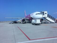 那覇空港LCCターミナルに到着。徒歩で移動です。