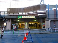 隣接するＪＲ浜松町駅からは連絡通路で、都営大門駅も目の前にあり、どちらからもアクセス可能です。