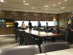 プライオリティパスを使ってラウンジに入りました。最初に見つけたラウンジ入ろうとしたら、私の乗り継ぎ時間が長い事に気付いて、もっと大きなラウンジを紹介してくれました。