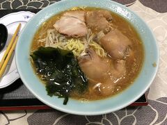 夕食は「てぃだ」でラーメン。
ローカルな感じの中華料理店でした。