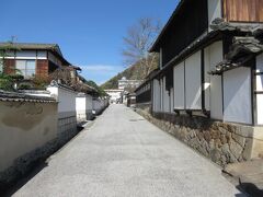 　御前神社前から2分程の所に、石火矢町ふるさと村があります。備中松山の城下町で、250mに渡り格式ある門構えの武家屋敷が250m程立ち並び、当時の面影を感じさせます。