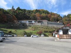 　高梁から約35分で、吹屋中野地区の広兼邸に到着。
　庄屋である広兼氏の2代目(元治)が、江戸末期に銅山経営とベンガラで巨万の冨を築き、二階建ての母屋、土蔵３棟、長屋、庭園などを造りました。その姿は城郭を思わせる姿です。