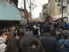 2時間かけたランチのあとは伏見稲荷へ。

想定はしていましたが、駅からずっとこの状態。
いやいや・・・びっくり。
