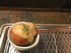 夕食は天六の串かつ屋さん「串八景」。串のレパートリーは４,０００種あるとのことです。まずは、マスカットの串から。爽やかです。続いて、大振りな銀杏。カレー風味のレンコンに満願寺唐辛子。満願寺唐辛子は麩入りとのこと。