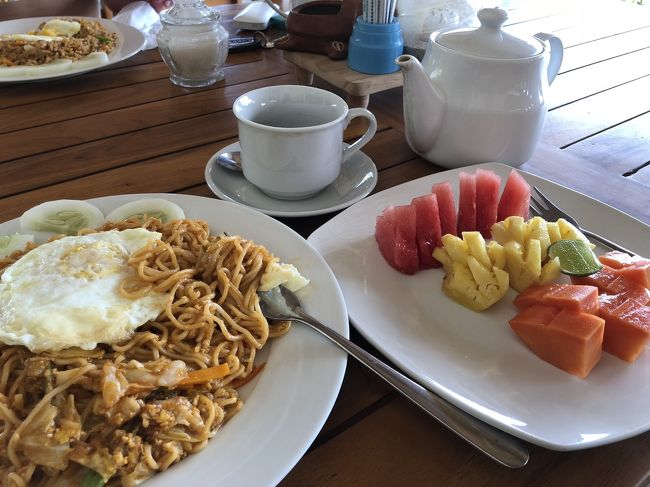 Lakuenのレストランで朝食。<br />40,000ルピアでこのボリューム。日本円で350円くらい！<br />正直言って、特別美味くはないけど、お腹はいっぱい。<br />クタのレストランの方が美味しい気がする。