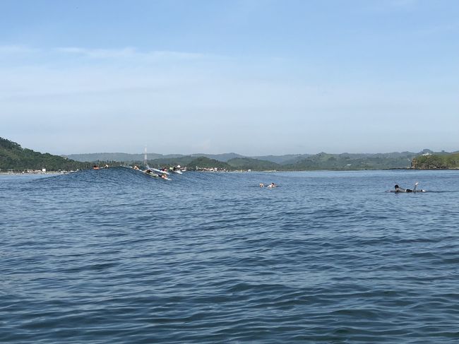 6時にインサイドで入水<br />スクールと日本人で、湘南状態でした。<br />干潮の為にアウトサイドが出来ず、インサイドに大集合。<br />カメポイントも波が無く、さらに集結した模様。