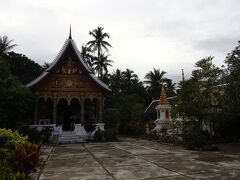 時刻が夕方に近付いていたので、有名な寺院は後日に入ることにし、自由に入れる小さな寺院に入ってみました。
「WAT PAPHAIMISAIYARAM」という名の寺院です。