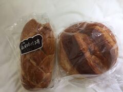 チョコの入ったパン(一口かじっちゃいました(笑))と、高原みるくぱん。　どちらも深い味わいで美味しかった!　行列が出来る理由も分かるなぁ。　