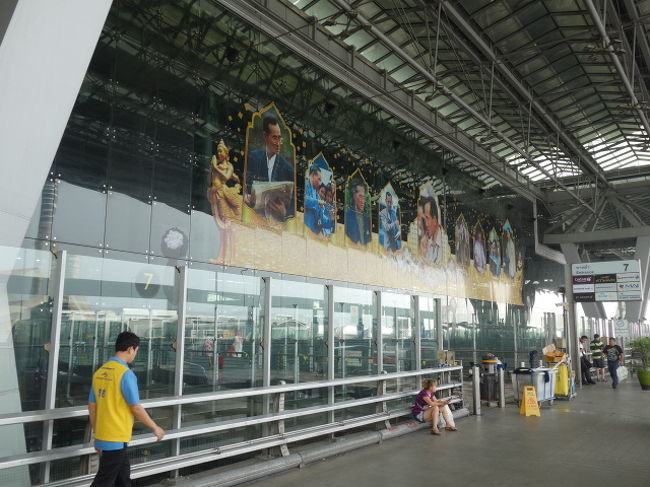 ９時前、スワンナプーム国際空港に到着　故プミポン国王の写真に合掌