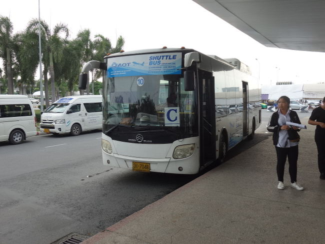 シャトルバスに乗り換え、トランスポーテーションセンターへ移動　スワンナプーム国際空港の各施設をグルグル回っているバスで無料なのが嬉しいです