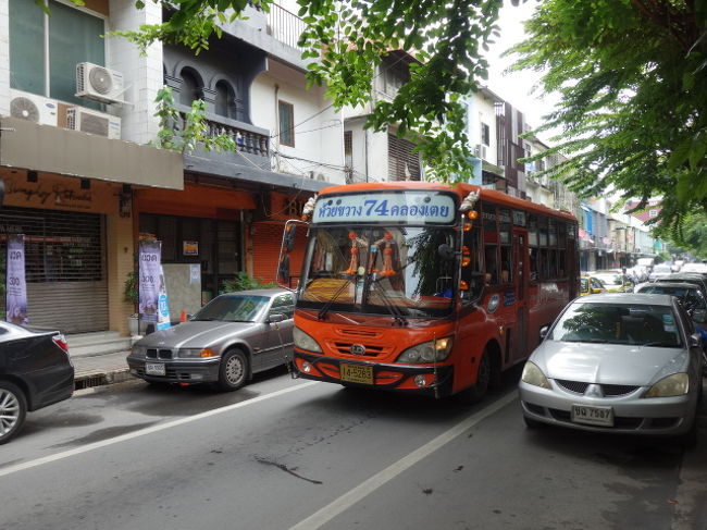 ７４番バスは、我々のバンコク定宿ホテルの目の前まで連れて行ってくれました。　ホテル到着は１０時半　荷物を預かってもらい、歩いてＢＴＳサパンクワイ駅に向かいます