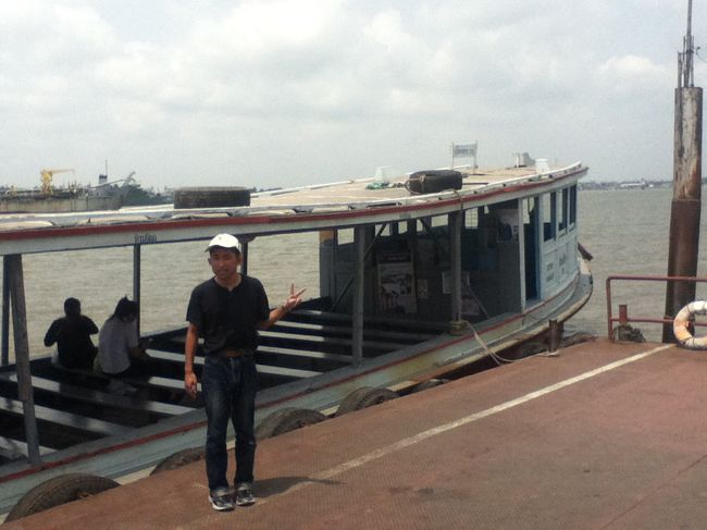 １２時半に乗船、チャオプラヤ川を渡り、対岸のプラサムット・チェーディーを目指しました　乗船前に記念写真、頭の上から太陽光線で、影が小さいです