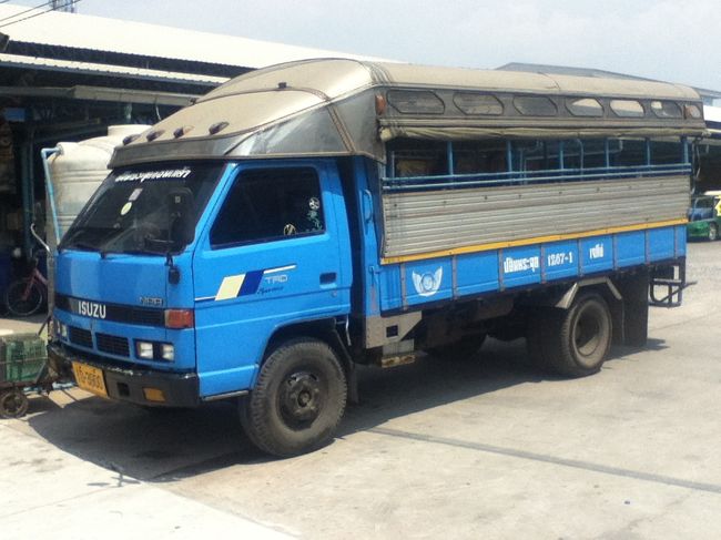 この船着き場で長いこと待たされました　１３６７番の乗り合いバスで出発したのは１３時４５分　半端なく暑いー！！！　なに、これ状態です