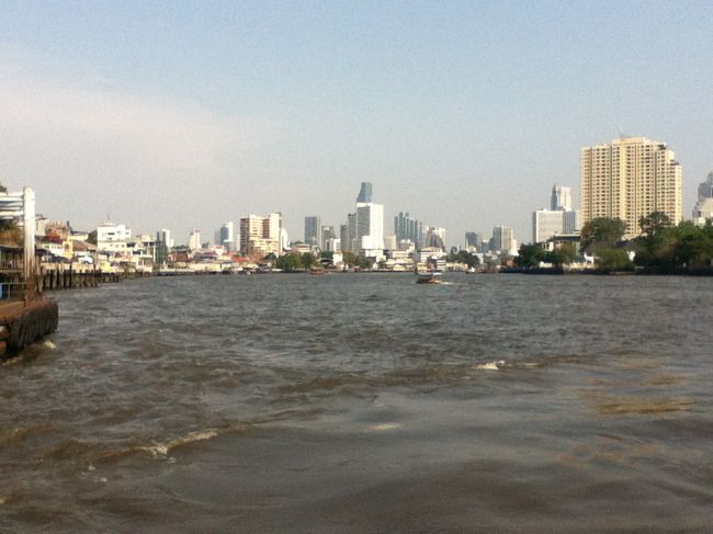 船上からの眺めはいいですなー　<br /><br />ラーチャウォン船着場に向かって進みます