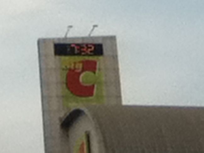 ２０４番の赤バスは、ラーチャウォン船着場を１７時前に出発しました<br />バンコクの赤バスにはエアコンがありません　窓は、開けっぱなしです　その代わり、バス料金は安くて、１人６．５バーツ　なので我々２人分で１３バーツ（４５円）<br />さて、プラトゥナームのビッグＣ通過は、１７時３２分<br />