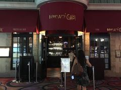 さぁどこに行こう？
まずはランチしよう。

調べておいたパリス1階にある「MON AMI GABI」へ。

あらYちゃん素敵なかっこう～。
アメリカの人っていいよね。ほんと。