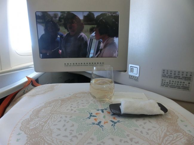 短いフライトですが、朝食が出る前から映画『Hidden Figures　日本題名：ドリーム』を鑑賞です。観たかった映画です。<br />